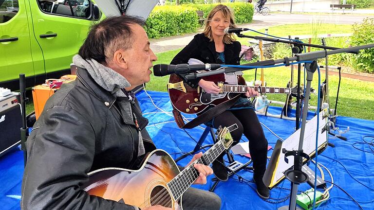 Der Veitshöchheimer Gitarrist Franz Ulsamer und die Sängerin und Gitarrenspielerin Stephanie Balke versprechen unter ihrem Künstlernamen 'Two For Beautiful Noise' am Sonntag Gute-Laune-Musik.