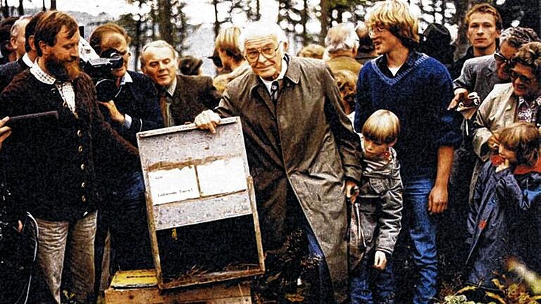 Ein Platz für Tiere: Der BUND-Ehrenvorsitzende Bernhard Grzimek entließ 1984 beim Bischborner Hof eine Wildkatze in die Freiheit.