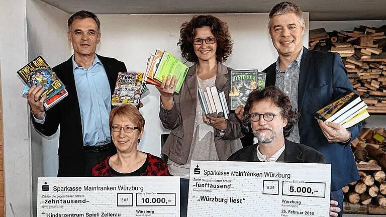 Startklar für die &bdquo;Leseförderregion&ldquo;: vorne, von links Schwester Ruperta Krieger (Spieli) und Daniel Osthoff (&bdquo;Würzburg liest&ldquo;); hinten, von links Claus Bolza-Schünemann (Koenig & Bauer), Sabine Uehlein (Stiftung Lesen) und Gunther Schunk (Vogel Stiftung).