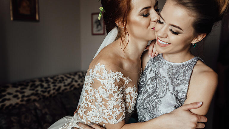 Bridesmaid preparing bride for the wedding day, helping fasten her dress       -  Eine Unterschrift und das war's? Nein. Trauzeuge zu sein, ist etwas ganz Besonderes. Diese Aufgaben können auf die Trauzeugen vor, während und nach der Hochzeit zukommen.