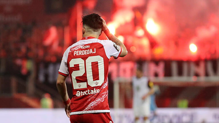 Fanol Perdedaj&nbsp; vom FC Würzburger Kickers vor den Fans des 1. FC Kaiserslautern