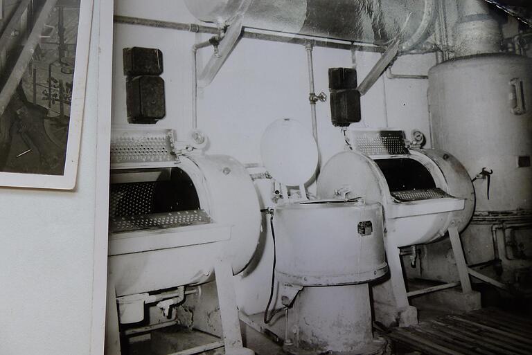 Ein Blick in die Waschküche, die in die Dreschhalle der Darlehenskasse eingebaut war. Die Einrichtung erleichterte den Herlheimer Hausfrauen in den 1950er und 60er Jahren die Arbeit. Ein Blick in die Waschküche, die in die Dreschhalle der Darlehenskasse eingebaut war. Die Einrichtung erleichterte den Herlheimer Hausfrauen in den 1950er und 60er Jahren die Arbeit.