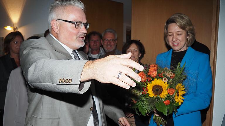 Die Blumen gab es erst nach Mitternacht: Bürgermeister Willi Warmuth musste lange auf sein amtliches Endergebnis warten.