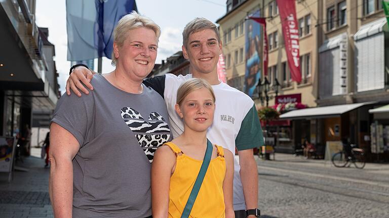 Mina (11), Felix (16 ) und Mama Kristina Amthor aus Büchold bei Arnstein (Lkr. Main-Spessart) verbringen die Zeit vor den Sommerferien in der Würzburger Innenstadt. Mina (11), Felix (16 ) und Mama Kristina Amthor aus Büchold bei Arnstein (Lkr. Main-Spessart) verbringen die Zeit vor den Sommerferien in der Würzburger Innenstadt. 