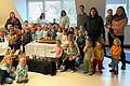 Die Kinder der KiTa An den Linden in Oberspiesheim haben den Weg zur Krippe zusammen mit ihren Erzieherinnen und Pfarrer Amrehn gestaltet: Viele sind unterwegs zum Stall von Bethlehem. Dann stellen sie sich zum Erinnerungsfoto der Fotografin.