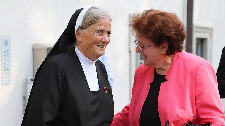 Grund zur Freude haben Generaloberin Schwester Katharina Wildenauer und Landtagspräsidentin a. D. Barbara Stamm. Haus St. Maria, in das die St. Josefskongregation viel Geld gesteckt hat, wird Bestandteil des neuartigen Zentrums für Pflege, Sozialb... - Grund zur Freude haben Generaloberin Schwester Katharina Wildenauer und Landtagspräsidentin a. D. Barbara Stamm. Haus St. Maria, in das die St. Josefskongregation viel Geld gesteckt hat, wird Bestandteil des neuartigen Zentrums für Pflege, Sozialberufe und Ehrenamt in Maria Bildhausen. Foto: Thomas Malz Grund zur Freude haben Generaloberin Schwester Katharina Wildenauer und Landtagspräsidentin a. D. Barbara Stamm. Haus St. Maria, in das die St. Josefskongregation viel Geld gesteckt hat, wird Bestandteil des neuartigen Zentrums für Pflege, Sozialb... - Grund zur Freude haben Generaloberin Schwester Katharina Wildenauer und Landtagspräsidentin a. D. Barbara Stamm. Haus St. Maria, in das die St. Josefskongregation viel Geld gesteckt hat, wird Bestandteil des neuartigen Zentrums für Pflege, Sozialberufe und Ehrenamt in Maria Bildhausen. Foto: Thomas Malz