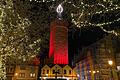 In Kitzingen wird der Marktturm zur Weihnachtszeit in stimmungsvolles Licht getaucht. Auch in diesem Jahr soll 'Bayerns größte Adventskerze' an 43 Tagen brennen – trotz Energiekrise.