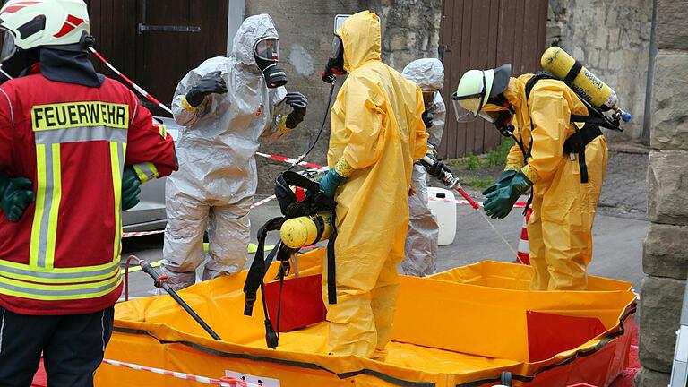 Feuerwehrkräfte mit Chemikalienschutzanzügen waren im Einsatz, um den Behälter abzudichten, aus dem Salzsäure auslief.