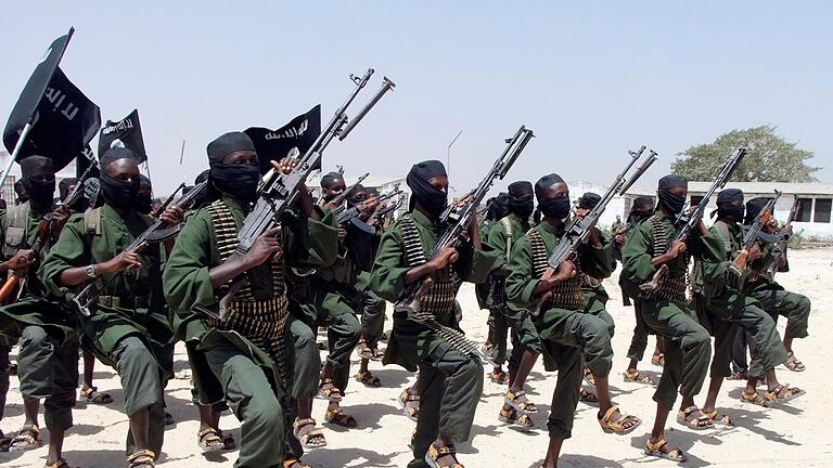 Die islamistische Terrorgruppe Al-Shabaab       -  Kämpfer der islamistischen Terrormiliz Al-Shabaab in Somalia. (Archivbild)