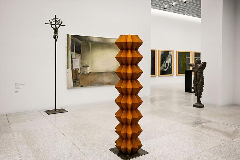 Die eckig rhythmisierte Arbeit 'Dedicato Brancusi' von Herbert Mehler ist dem rumänischen Bildhauer und seiner 30 Meter hohen 'Säule der Unendlichkeit' gewidmet. Die eckig rhythmisierte Arbeit 'Dedicato Brancusi' von Herbert Mehler ist dem rumänischen Bildhauer und seiner 30 Meter hohen 'Säule der Unendlichkeit' gewidmet.