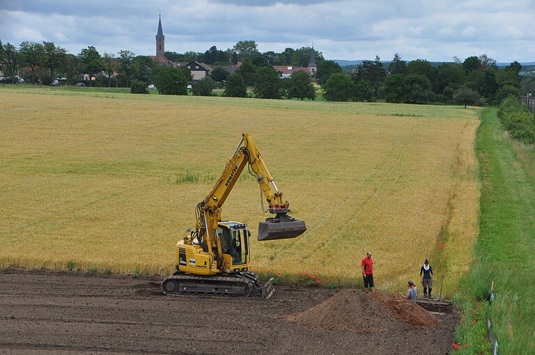 Mit dem Bagger wird der Untergrund für archäologische Untersuchungen freigelegt.