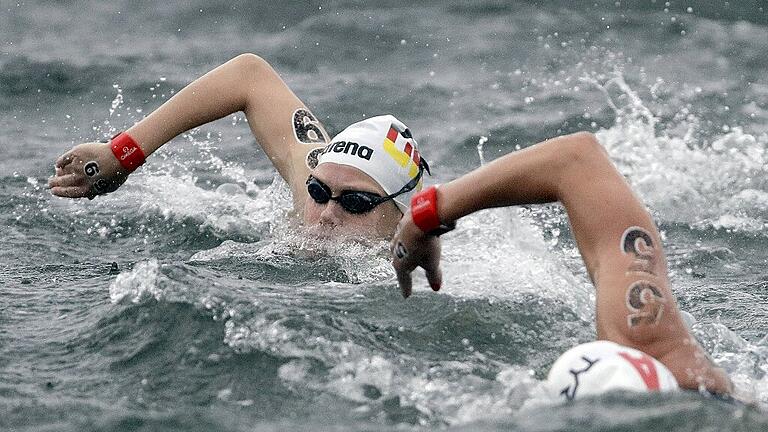 Schwimm-WM 2019       -  Auf dem Weg zur Silbermedaille: Finnia Wunram (hinten) während des 25-Kilometer-Rennens.