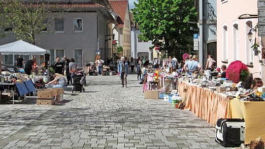 Hammelburgs Flohmarkt, den die Karnevalsgesellschaft organisiert, ist am 1. Samstag des Monats zu einer festen Einrichtung geworden. - Hammelburgs Flohmarkt, den die Karnevalsgesellschaft organisiert, ist am 1. Samstag des Monats zu einer festen Einrichtung geworden. Hammelburgs Flohmarkt, den die Karnevalsgesellschaft organisiert, ist am 1. Samstag des Monats zu einer festen Einrichtung geworden. - Hammelburgs Flohmarkt, den die Karnevalsgesellschaft organisiert, ist am 1. Samstag des Monats zu einer festen Einrichtung geworden.