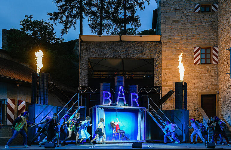 Burg Brattenstein in Röttingen (Lkr. Würzburg) wird zur Bar: Szene aus dem Musical 'Flashdance'.