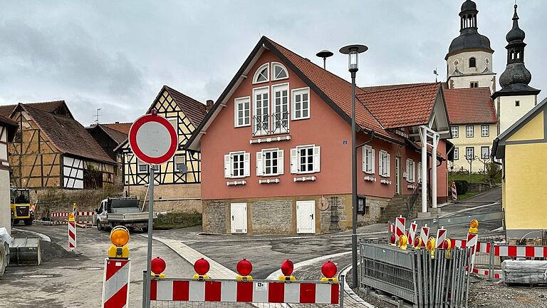 Noch bis zur Mitte kommenden Jahres dauern die Straßenausbaumaßnahmen in der Gemeinde Aubstadt an. Bis dahin gelten die Umleitungen, sagte Bürgermeister Burkhard Wachenbrönner auf Anfrage.