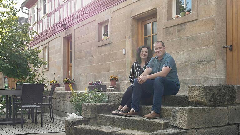 Johannes Schäfer und seine Frau Verena haben in Ueschersdorf einen alten Dreiseithof saniert. Heute präsentiert sich dieser als modernes Zuhause mit historischem Charme.