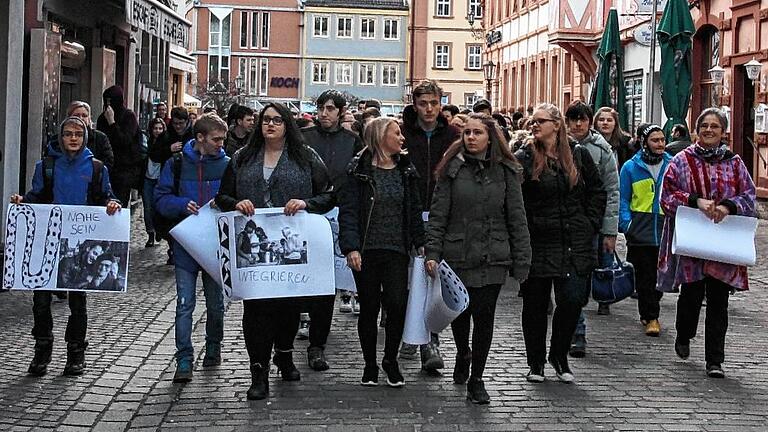 Zum Tag des Gedenkens an die Opfer des Nationalsozialismus haben die Karlstadter Schulen einen Schweigemarsch und andere Aktionen organisiert, mit denen sie an die Ermordeten erinnern und die Wichtigkeit von Toleranz und Respekt gegenüber allen Menschen auch in der heutigen Zeit hervorheben.