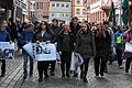 Zum Tag des Gedenkens an die Opfer des Nationalsozialismus haben die Karlstadter Schulen einen Schweigemarsch und andere Aktionen organisiert, mit denen sie an die Ermordeten erinnern und die Wichtigkeit von Toleranz und Respekt gegenüber allen Menschen auch in der heutigen Zeit hervorheben.