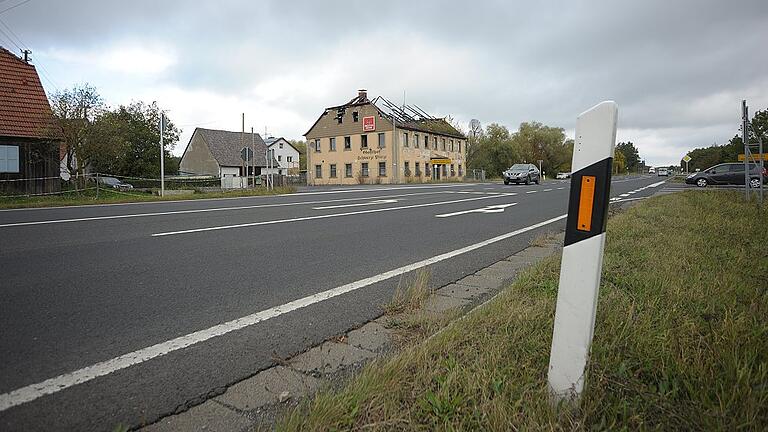 Als Ruine weithin sichtbar: Für das ehemalige Gasthaus Schwarze Pfütze gab es bei einem Zwangsversteigerungstermin am Mittwoch keinen Zuschlag.