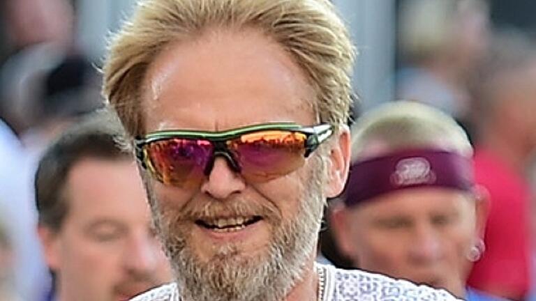 Axel Witzigmann glücklich im Ziel in Frankfurt       -  Die Laufbedingungen beim Marathon in Frankfurt waren nicht optimal für Axel Witzigmann (im Bild) und all die anderen Läufer. Es war kalt und der Taunuswind leistete zudem seinen Beitrag. Ab Kilometer 25 wurden Witzigmanns Beine kalt, wollten verkrampfen. Magenprobleme kamen hinzu, das Wasser an den Verpflegungsstationen war kalt und Axel Witzigmann hatte zudem zu ausliegenden Gels gegriffen, die er nicht vertrug. Dennoch: Bei Kilometer 40 kam er in 3:47:12 Stunden an, eine sehr passable Zeit. „Was da auf den letzten 2.195 Metern los war, das war so toll, das muss man erleben, das kann man nicht beschreiben, was da in mir vorging“, sagte Axel Witzigmann. Seine geplante Zielzeit hat er dabei aus den Augen verloren. Trotzdem glücklich und zufrieden lief er nach 4:00:20 Stunden ins Ziel.