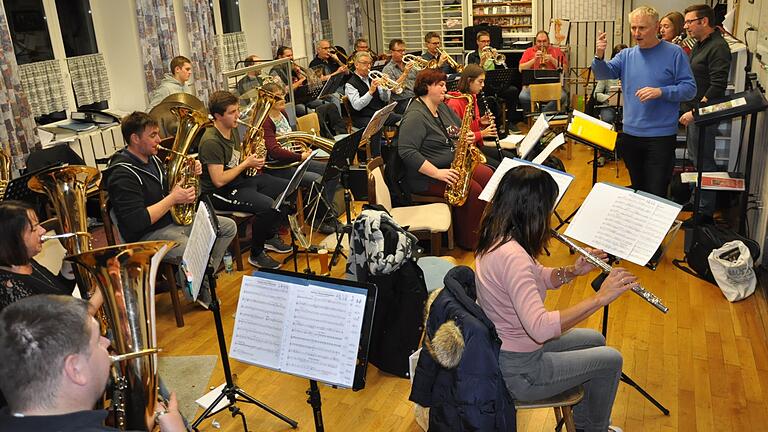 Letzte Proben vor den drei Böhmischen Abenden am Freitag, Samstag und Sonntag: die Hergolshäuser Musikanten üben noch einmal das Zusammenspiel.