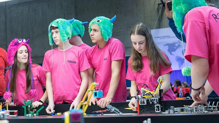 Quietschbunt uniformiert trat das Gewinnerteam RS_nightMARe von der Realschule Marktheidenfeld zum Wettkampf an. Hier sind sie an einem der Übungstische zugange. Quietschbunt uniformiert trat das Gewinnerteam RS_nightMARe von der Realschule Marktheidenfeld zum Wettkampf an. Hier sind sie an einem der Übungstische zugange. 
