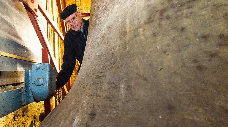 Jetzt wird es laut: Glockenbeauftragter Paul Jonas hebt den Anschlaghammer und lässt ihn auf die Salvator-Glocke fallen. Ein tiefer, dunkler Ton erklingt. Jetzt wird es laut: Glockenbeauftragter Paul Jonas hebt den Anschlaghammer und lässt ihn auf die Salvator-Glocke fallen. Ein tiefer, dunkler Ton erklingt.