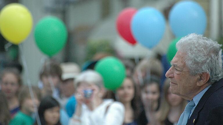 Solange es die Kraft zuließ, kam Jack Steinberger regelmäßig zu Besuchen in seine Geburtsstadt. Unser Bild zeigt ihn beim Besuch zum 90. Geburtstag 2011.