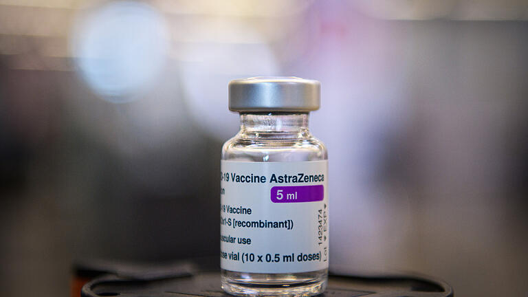 19.03.2021, Berlin: Ein Fläschchen mit fünf Milliliter Corona-Impfstoff von Astrazeneca steht im Eingangsbereich des Terminal C des ehemaligen Flughafens Tegel im Corona-Impfzentrums auf einem Tisch vor der Verpackung.