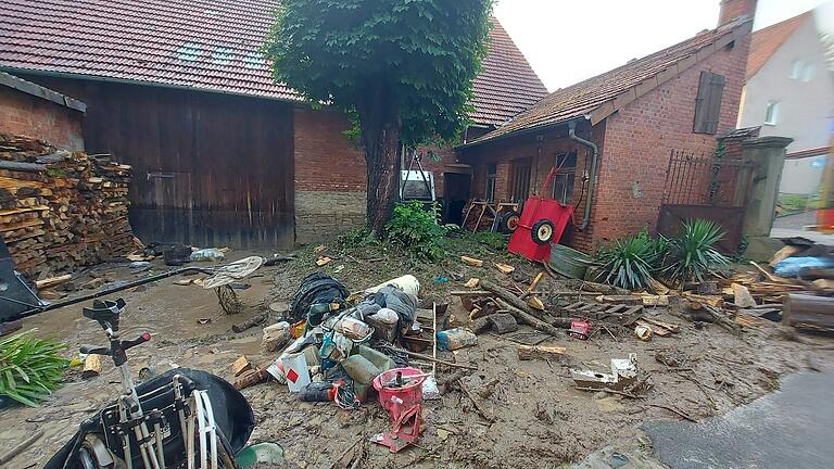 Wie lassen sich Unwetterschäden wie hier in der Kaltensondheimer Straße in Kitzingen künftig verhindern?