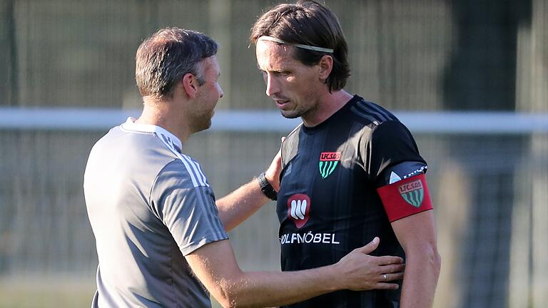 Vertrauensverhältnis: FC-05-Trainer Christian Gmünder (links) und der Schweinfurter Kapitän Lukas Billick im Austausch auf dem Platz.