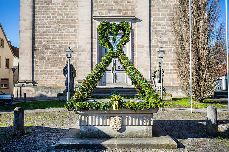 Der Osterbrunnen vor der Wonfurter Kirche präsentiert sich in seiner vollen Pracht.