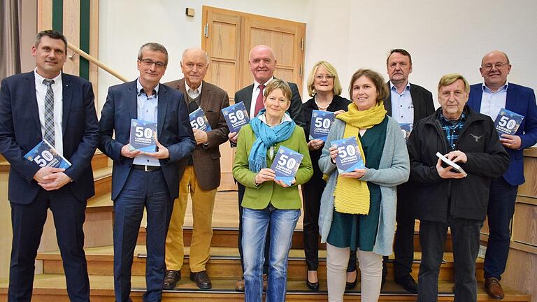 Autorinnen und Autoren der Festschrift (von links): Jörg Geier, Manfred Endres, Landtagspräsident a.D. Johann Böhm, Landrat Thomas Habermann, Doris Pokorny, Astrid Hedrich-Scherpf, Julia Rösch, Reinhold Albert, Hanns Friedrich und Stefan Helfrich. Autorinnen und Autoren der Festschrift (von links): Jörg Geier, Manfred Endres, Landtagspräsident a.D. Johann Böhm, Landrat Thomas Habermann, Doris Pokorny, Astrid Hedrich-Scherpf, Julia Rösch, Reinhold Albert, Hanns Friedrich und Stefan Helfrich.