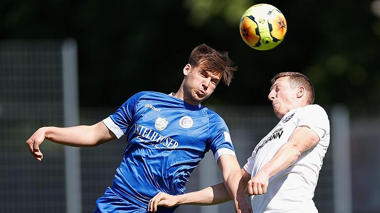 Zuletzt standen der FV (links mit Moritz Lotzen) und der TSV Karlburg (rechts mit Sebastian Fries) am 28. Mai 2022 in einem Pflichtspiel gegenüber. Nach der 1:4-Niederlage in ersten Bayernliga-Relegationrunde war Karlburg abgestiegen, die Würzburger schafften in der zweiten Runde den Klassenerhalt.