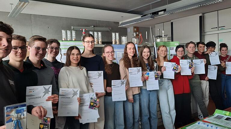 Jugend-forscht-Gruppe am Gymnasium Veitshöchheim mit Schulleiter Dr. Brunner