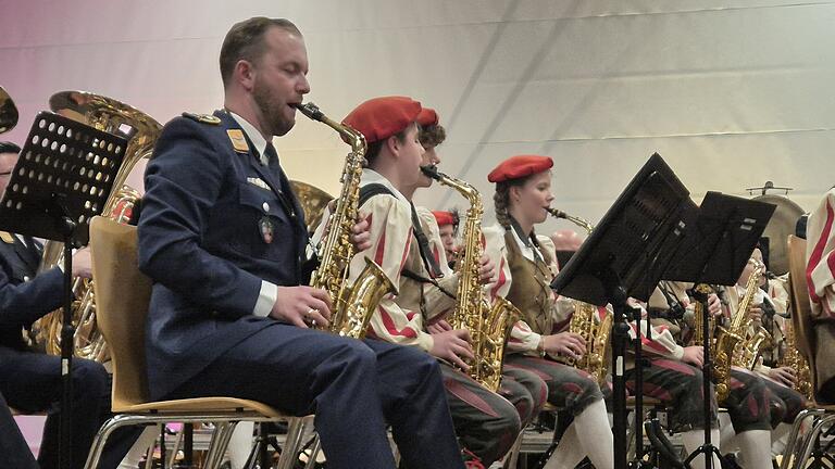 Die Jungmusikerinnen und -musiker spielten in der zweiten Konzerthälfte zusammen mit den Profis. - Die Jungmusikerinnen und -musiker spielten in der zweiten Konzerthälfte zusammen mit den Profis. Die Jungmusikerinnen und -musiker spielten in der zweiten Konzerthälfte zusammen mit den Profis. - Die Jungmusikerinnen und -musiker spielten in der zweiten Konzerthälfte zusammen mit den Profis.