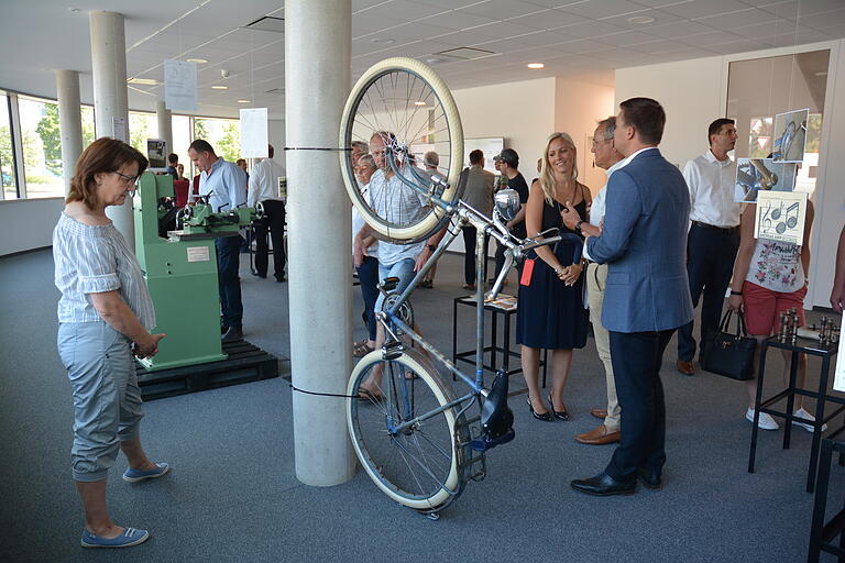 Ein Fahrrad mit Teilen aus der Fertigung der einstigen Maschinenfabrik Jopp ziert eine Säule im neuen Entwicklungszentrum.