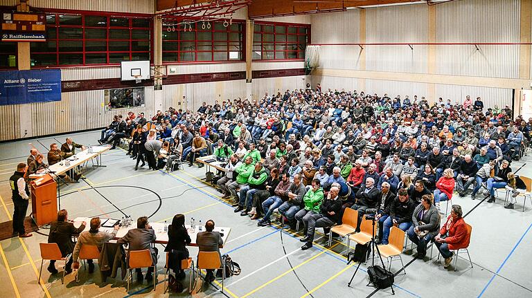 Anfang Januar 2020 lud die Vereinigung 'Land schafft Verbindung' bayerische Politiker nach Kürnach ein. Aufregerthema Nummer 1 war die geplante Verschärfung der Düngeverordnung.&nbsp;