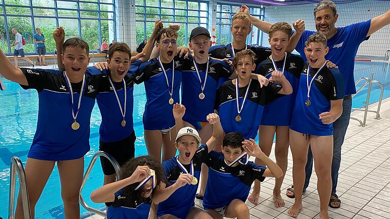 Stellvertretend für die Erfolge der Würzburger Nachwuchs-Wasserballer jubelt die U 14 über den Gewinn der bayerischen Meisterschaft mit (hinten von links) Matija Fotak, Emil Schmitt-Raiser, Antonijo Bagaric, Nikita Trufanov, Erik Wierlemann, Luic Sebastian, Tiago Ramos-Jurecki, Leo Wagner, Trainer Raúl de la Peña sowie (vorne) Nnamdi Gamisch, Fynn Ehrenreich und Alexander Toropov. Zur Mannschaft gehören auch Andrija Fotak, Denis Kamlov, Mikel Urkiaga und Marwin Moser. Stellvertretend für die Erfolge der Würzburger Nachwuchs-Wasserballer jubelt die U 14 über den Gewinn der bayerischen Meisterschaft mit (hinten von links) Matija Fotak, Emil Schmitt-Raiser, Antonijo Bagaric, Nikita Trufanov, Erik Wierlemann, Luic Sebastian, Tiago Ramos-Jurecki, Leo Wagner, Trainer Raúl de la Peña sowie (vorne) Nnamdi Gamisch, Fynn Ehrenreich und Alexander Toropov. Zur Mannschaft gehören auch Andrija Fotak, Denis Kamlov, Mikel Urkiaga und Marwin Moser.