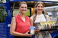 Nach der Eröffnung der Weinparade auf dem unteren Markt schenkte die aus Würzburg stammende bayerische Staatsministerin für Digitales, Judith Gerlach (links), am Stand des Ratskellers Sekt für einen guten Zweck aus. Unterstützt wurde sie von der Würzburger Weinprinzessin aus Heidingsfeld Francesca I..&nbsp;