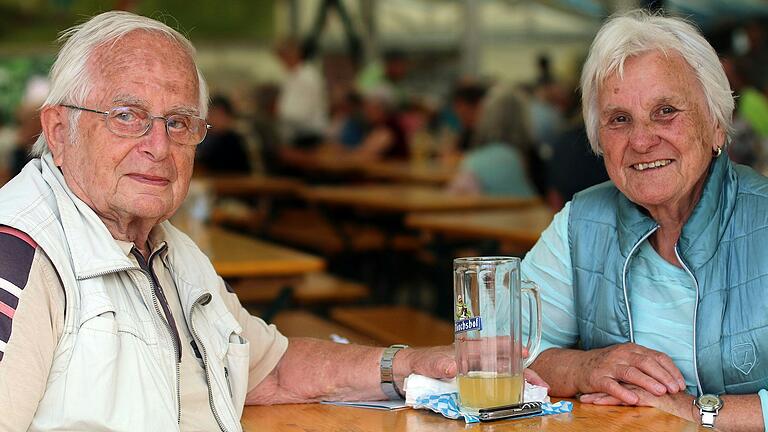 Rudolf und Elisabeth Popp waren schon in den fünfziger Jahren auf dem Schweinfurter Volksfest. Auch heute ist der Gang hierher für das Ehepaar aus Poppenhausen ein absolutes Muss. Rudolf und Elisabeth Popp waren schon in den fünfziger Jahren auf dem Schweinfurter Volksfest. Auch heute ist der Gang hierher für das Ehepaar aus Poppenhausen ein absolutes Muss.