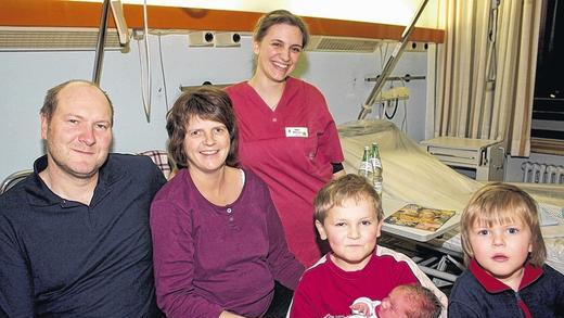 Das Neujahrsbaby im Landkreis Haßberge: Um 2.47 Uhr erblickte der kleine Justin am 1. Januar als erster neuer Haßberg'ler 2011 das Licht der Welt. Über ihn freuen sich neben den glücklichen Eltern Michaela (37) und Josef-Paul Hofmann (39) auch die beiden Söhne Linus und Paul (von rechts) sowie die verantwortliche Hebamme Anne Bedruna.