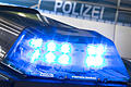 Blaulicht Polizei       -  Symbolbild: Ein Blaulicht leuchtet auf dem Dach eines Polizeiwagens.
