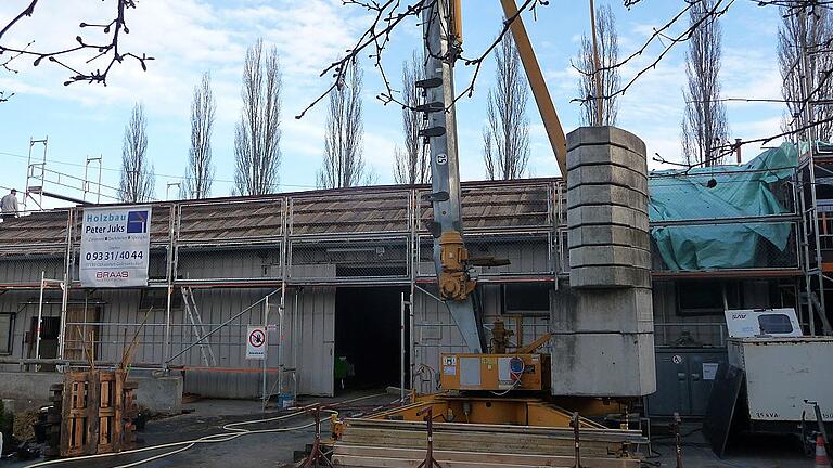 Das Dach des Reitstalls wird saniert.