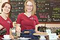 Inhaberin Monika Herberth (links) und ihre Kollegin Jana Schönfeld servieren natürlich auch Kaffee und selbst gebackenen Kuchen. Aber im 'Wert voll'&nbsp;gibt es auch völlig untypisches für ein Cafe im Angebot.