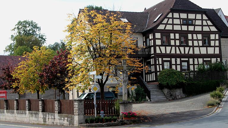 Die Gemeinde Breitbrunn überlegt, das ehemalige Gasthaus 'Weißer Bock' zu kaufen. Die Gemeinde Breitbrunn überlegt, das ehemalige Gasthaus 'Weißer Bock' zu kaufen.