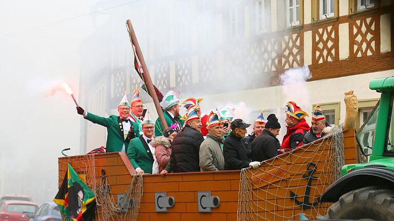 Auf zum Sturm auf das Prichsenstädter Rathaus. Die Narren aus Kirchschönbach und Laub zogen mit ihrem Narrenschiff bis vor das Rathaus. Auf zum Sturm auf das Prichsenstädter Rathaus. Die Narren aus Kirchschönbach und Laub zogen mit ihrem Narrenschiff bis vor das Rathaus.