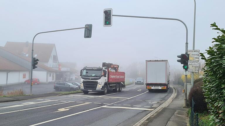 Neue Wasserleitungen und Gehwege sollen 2027 in der Gaibacher Straße gebaut werden, um den Weg für die Erneuerung der Fahrbahndecke durch das Staatliche Bauamt freizumachen. Neue Wasserleitungen und Gehwege sollen 2027 in der Gaibacher Straße gebaut werden, um den Weg für die Erneuerung der Fahrbahndecke durch das Staatliche Bauamt freizumachen.