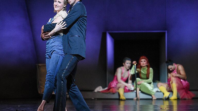Cinderella (Cara Hopkins) und Prinz (Leonam Santos) haben sich gefunden, die anderen haben das Nachsehen. Cinderella (Cara Hopkins) und Prinz (Leonam Santos) haben sich gefunden, die anderen haben das Nachsehen.