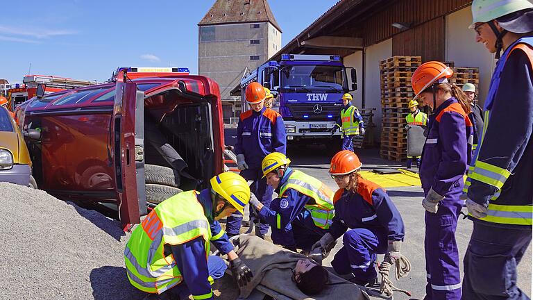 Die Rettung einer verletzten Person nach einem Verkehrsunfall simulierten die Jugendgruppen der Freiwilligen Feuerwehr Bergtheim und des Technischen Hilfswerks der Ortsgruppe Würzburg bei einer gemeinsamen Übung auf dem Bauhof in Bergtheim. Foto: Irene Konrad